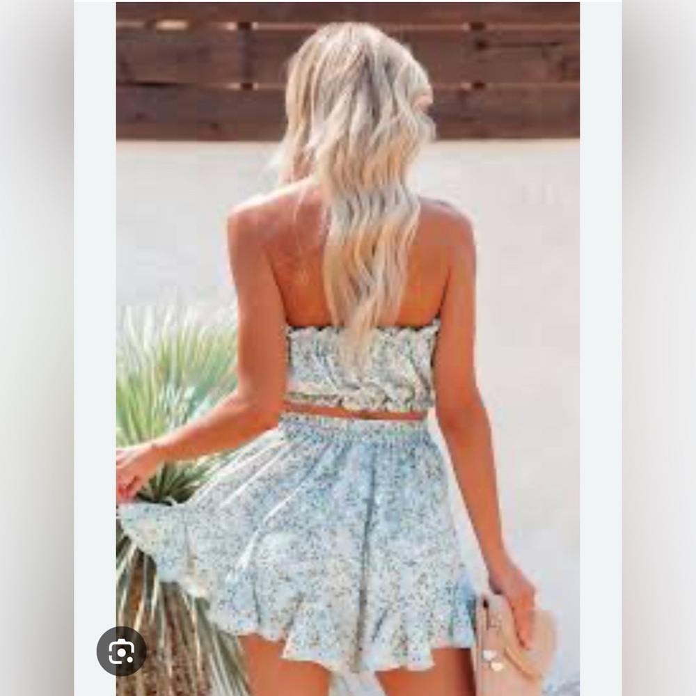 Bayou floral ruffle shorts. Size small. NWT. - Picture 2 of 4